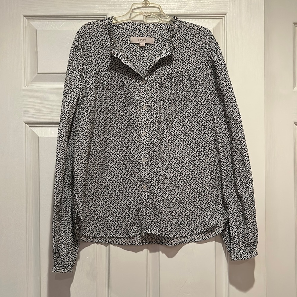 Loft Long Sleeve Lt Gray Black print silver metallic thread Cotton Blouse Sz M
